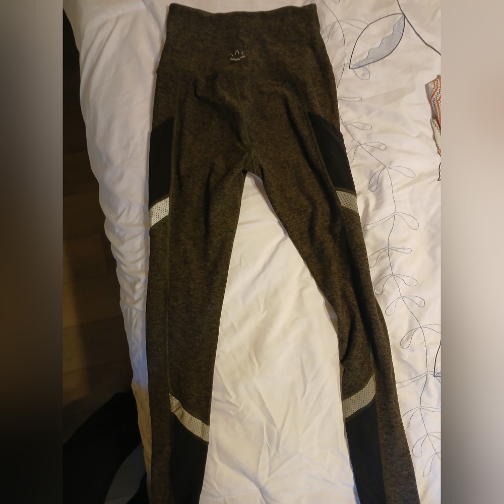 Beyond Yoga reflective olive Heather leggings
